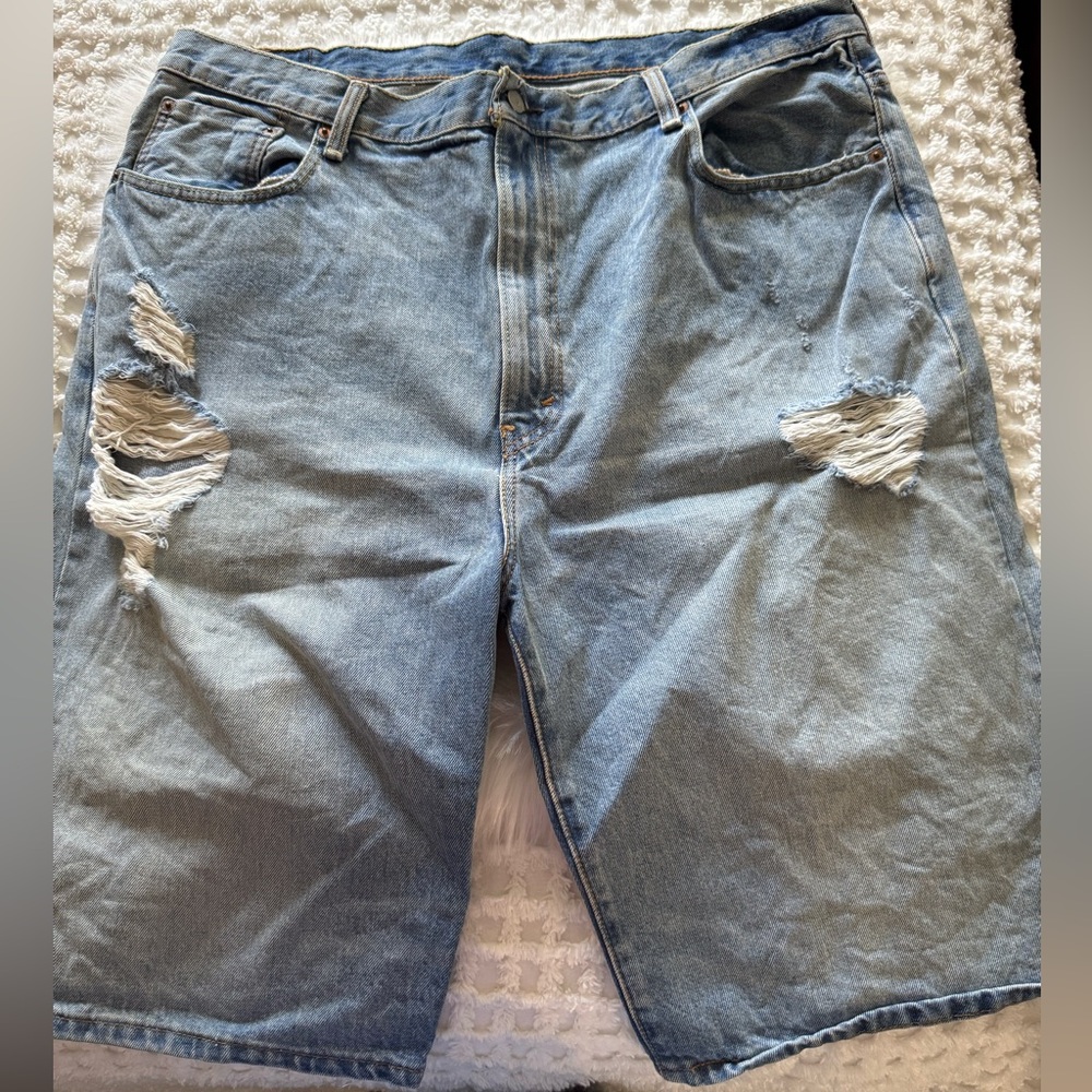 Levis 569 Shorts Light Wash Distressed Denim. Mens 40